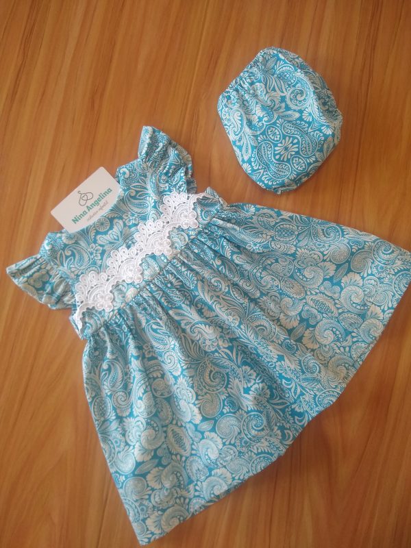Vestido em algodão rodado, Arabescos com renda e calcinha.