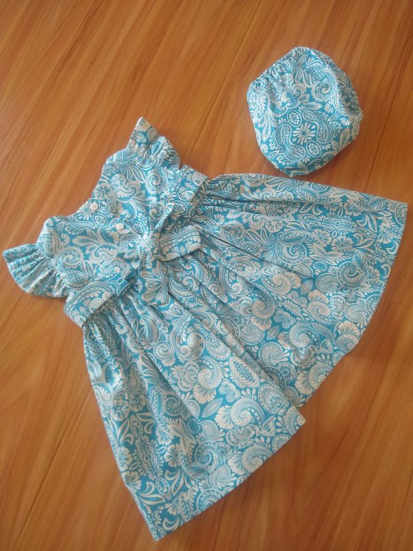 Vestido em algodão rodado, Arabescos com renda e calcinha.