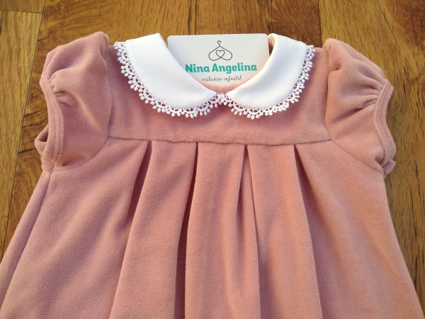 Vestido Luxo em Plush com gola renda guippir